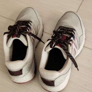 Stylish Gray Sneakers with Pink Accents